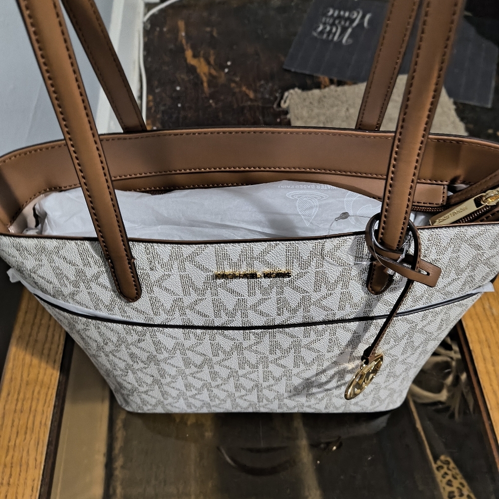 Michael kors large purse brand new with tags very beautiful never used once